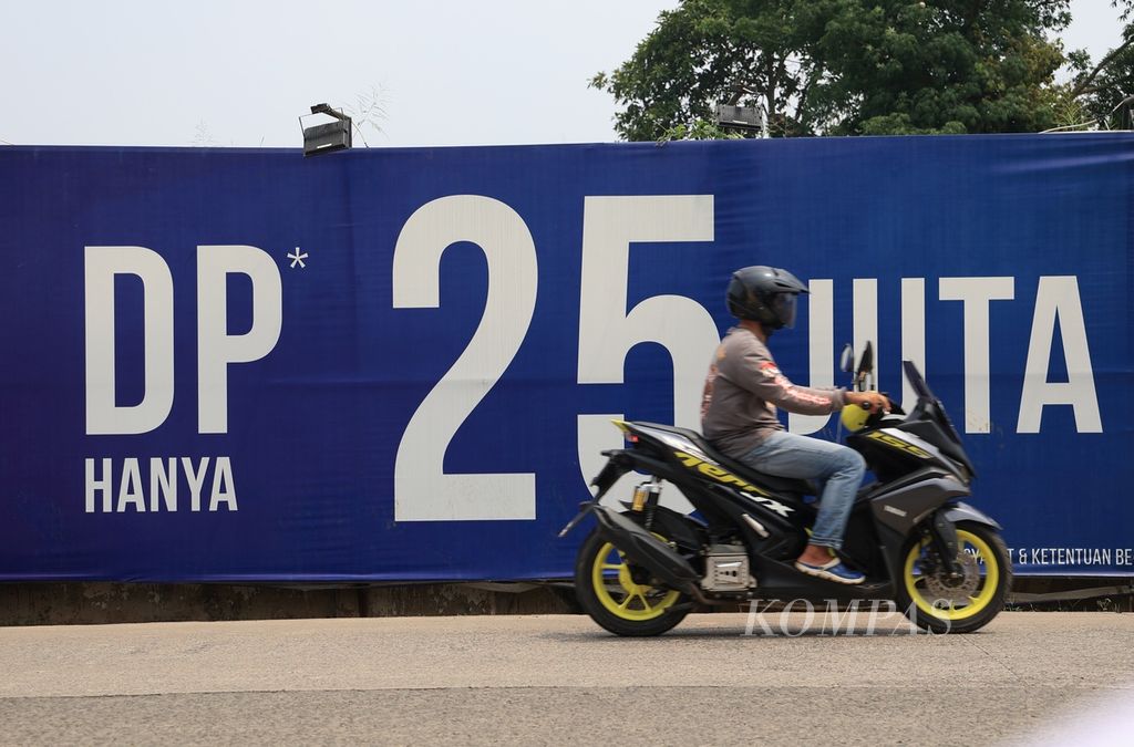 Sebuah iklan penawaran properti terpasang di kasasan Babakan, Tangerang Selatan, Banten, Jumat (23/9/2022). 