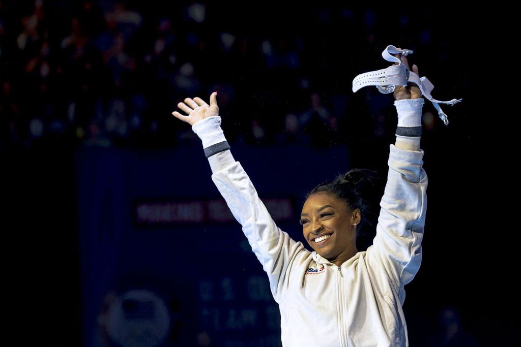 Pesenam putri Amerika Serikat, Simone Biles, memberi salam kepada penonton saat diperkenalkan pada hari pertama uji coba internal tim AS untuk Olimpiade Paris di Target Center, Minneapolis, AS, Jumat (28/6/2024) waktu setempat. 