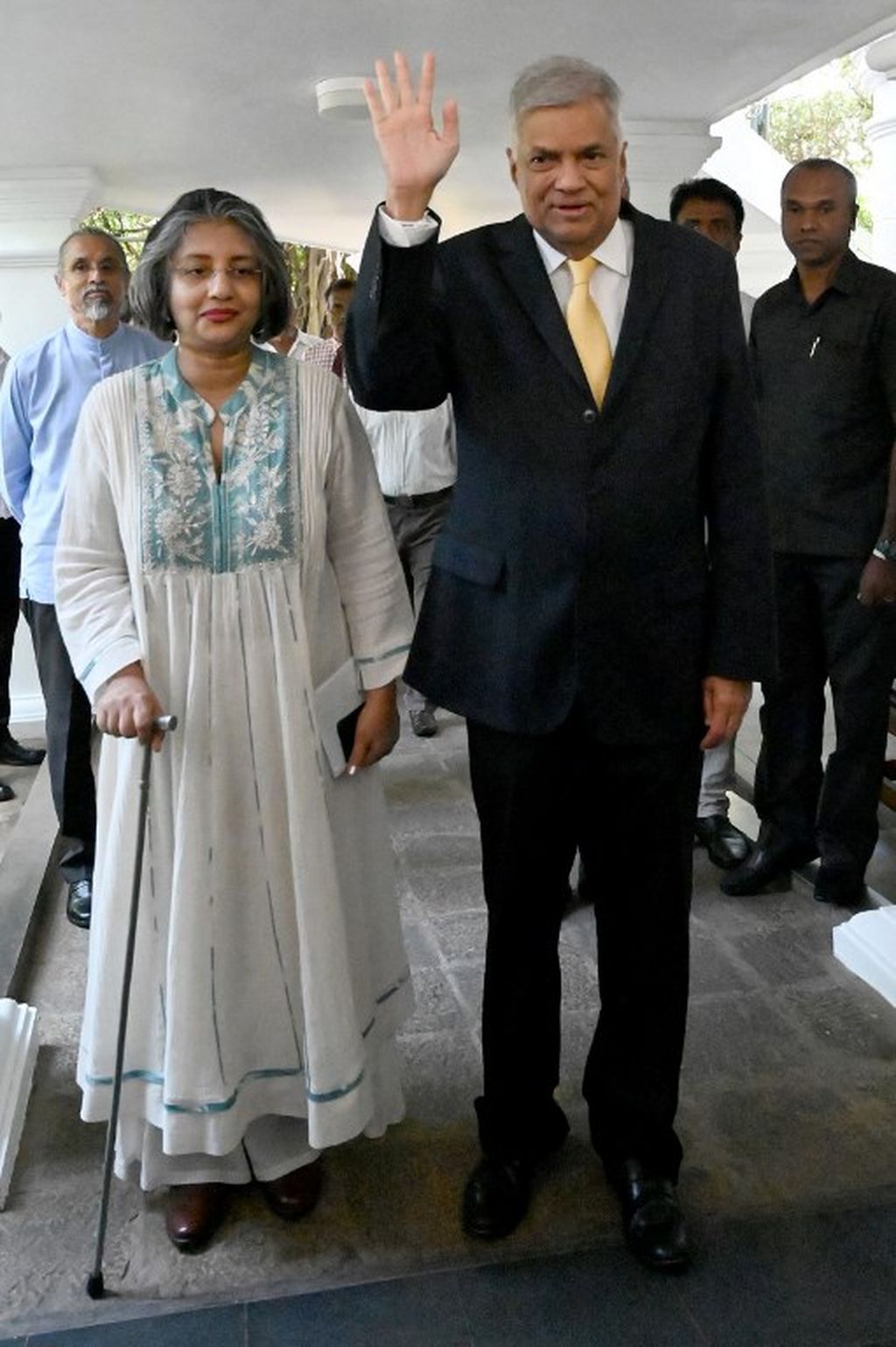 Foto yang diambil per 21 November 2019 ini menunjukkan Perdana Menteri Sri Lanka Ranil Wickremesinghe (kanan) dan isterinya, Maithree Wickramasinghe, meninggalkan rumah dinas di Colombo.  (Photo by ISHARA S. KODIKARA / AFP)
