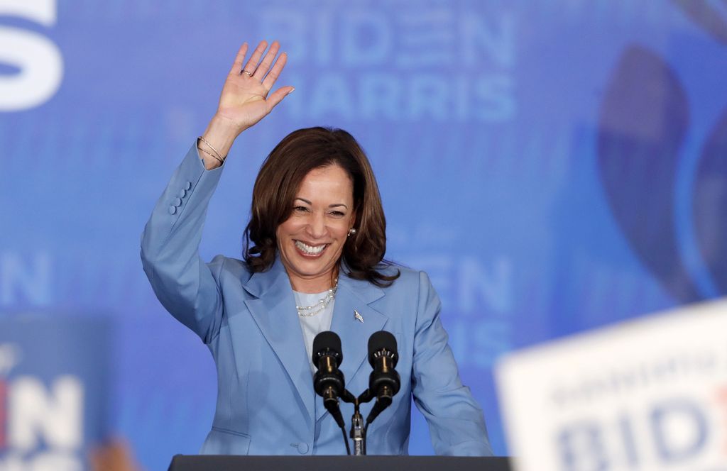 Wakil Presiden Amerika Serikat Kamala Harris melambaikan tangannya usai berpidato pada kampanye di Las Vegas, Selasa (9/7/2024). Harris mendapatkan dukungan dari Joe Biden, Presiden AS, untuk maju bertarung menghadapi Donald Trump pada pemilihan presiden AS November mendatang.