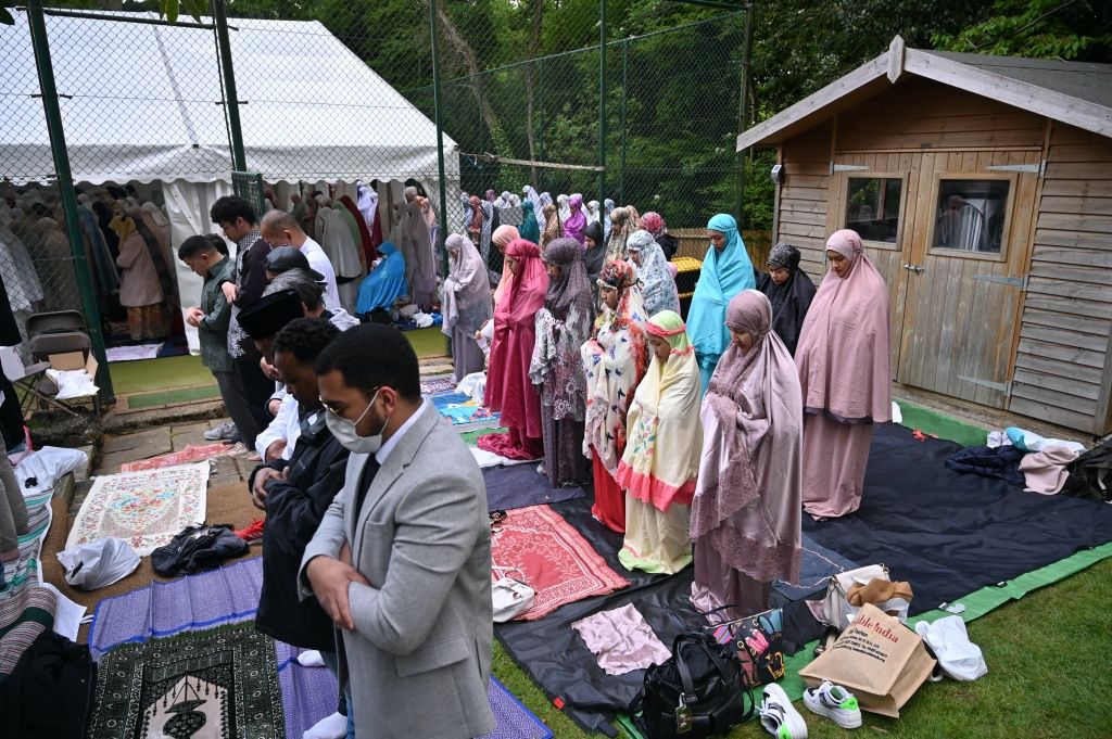 Warga diaspora Indonesia di Inggris menjalani shalat Idul Fitri berjamaah di Wisma Nusantara KBRI London, Senin (2/5/2021). Ini merupakan shalat berjamaah pertama setelah dua tahun absen karena pandemi Covid-19.