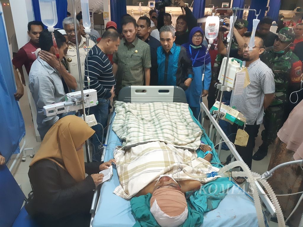 Muhammad Yusuf Kardawi (19) terbaring tidak sadarkan diri setelah menjalani operasi sejumlah luka terbuka di bagian kepala di RS Bahteramas, Kendari, Sulawesi Tenggara, Kamis (26/9/2019). Yusuf mengembuskan napas terakhir pada Jumat dini hari.
