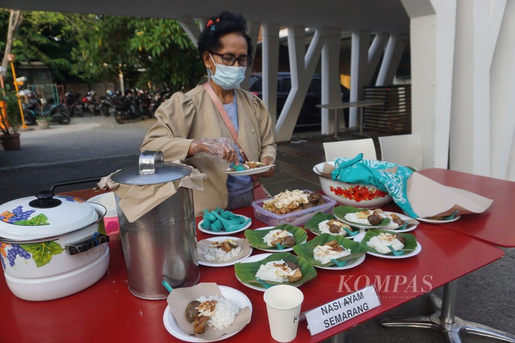 Kuliner nasi ayam menjadi suguhan bagi para pelari dalam acara Nyawiji Road to Semarang 10K pada Sabtu (16/12/2023) pagi di Semarang, Jawa Tengah.