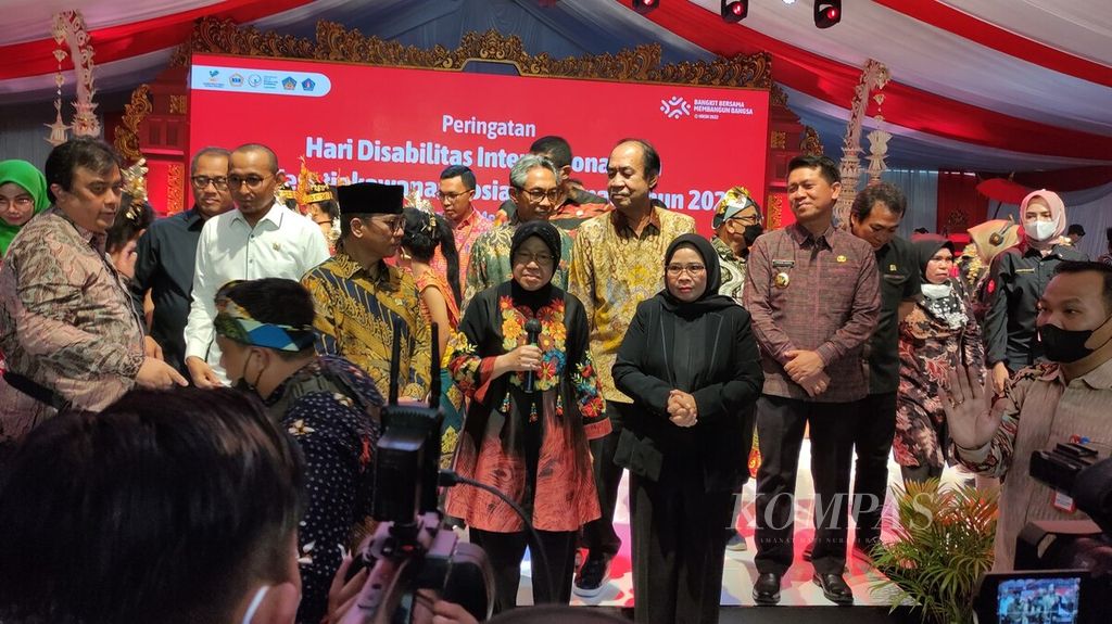 Menteri Sosial Tri Rismaharini (tengah) saat jumpa pers serangkaian acara puncak peringatan Hari Disabilitas Internasional 2022 dan Hari Kesetiakawanan Sosial Nasional 2022, yang dipusatkan di Kabupaten Klungkung, Bali, Selasa (20/12/2022).