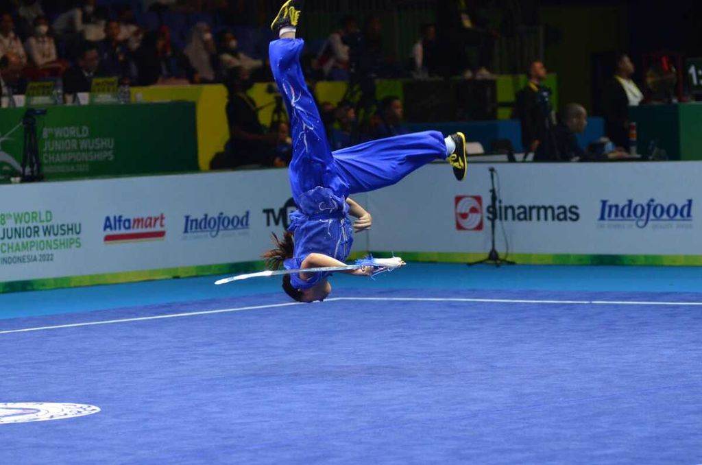Penampilan atlet wushu Indonesia, Kylie Suyoto Kwok, pada kategori taolu nomor jianshu (pedang) dalam Kejuaraan Dunia Wushu Yunior 2022 di ICE BSD, Kabupaten Tangerang, Banten, Jumat (9/12/2022). Ia berhasil meraih medali emas keenam atas penampilannya ini.
