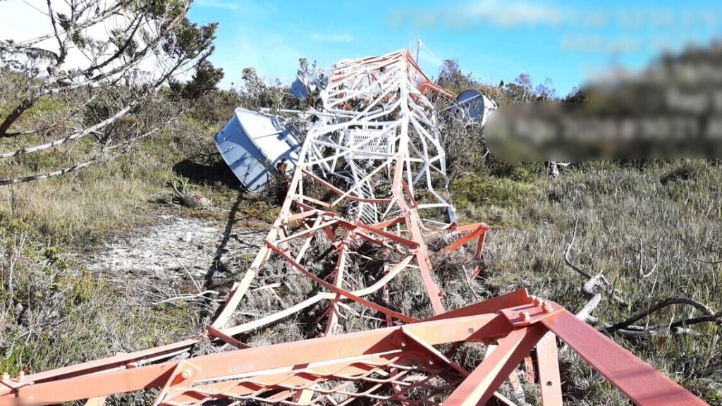 Salah satu menara Palapa Ring Timur yang dirusak oleh kelompok kriminal bersenjata di Kabupaten Puncak, Papua, pada tahun 2021.