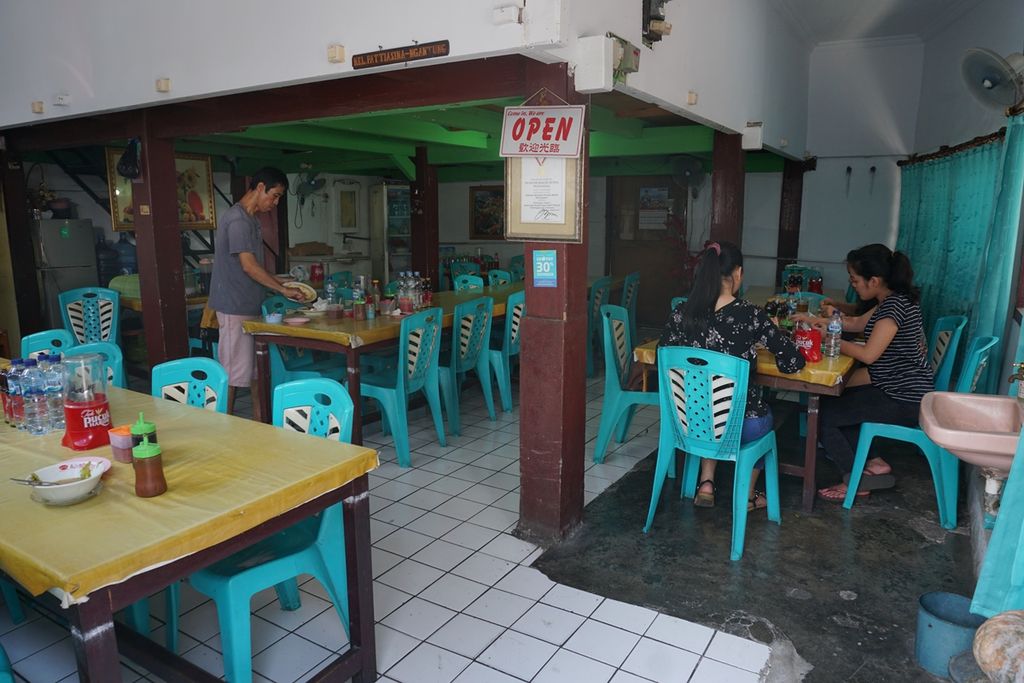 Suasana Rumah Makan Syully di Kawasan Wisata Kuliner Jalan Wakeke, Wenang, Manado, Sulawesi Utara, pada Minggu (13/10/2019). Rumah makan yang berdiri pada 1980 itu kini dijalankan oleh pasangan Reno Pattiasina dengan Yenny Betsy Ngantung.