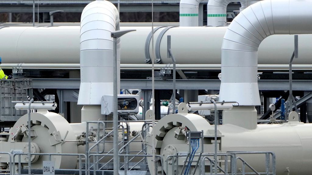  Pipa-pipa di saluran gas Nord Stream 2 di Lubmin, Jerman, 15 Februari 2022. Pipa gas alam Nord Stream 2 sepanjang 1.230 kilometer di bawah Laut Baltik dari Rusia ke Jerman.  
