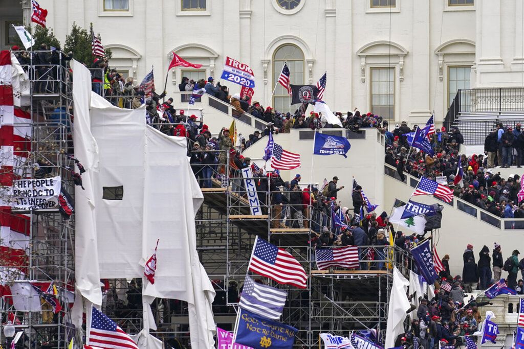 Pengunjuk rasa pendukung Presiden Donlad Trump berkumpul di luar gedung Capitol, Washington, Amerika Serikat, Rabu (6/1/2021) waktu setempat. Pendukung Trump telah berkumpul di Washington DC sejak Selasa (6/1/20201).AP / John Minchillo 