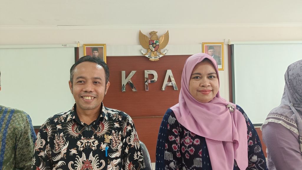 Ketua Komisi Perlindungan Anak Indonesia (KPAI) Ai Maryati Solihah (kanan) dan Wakil Ketua KPAI Jasra Putra, dalam konferensi pers Laporan Akhir Tahun dan Catatan Hasil Pengawasan KPAI Tahun 2022, di Jakarta, Jumat (20/1/2023).