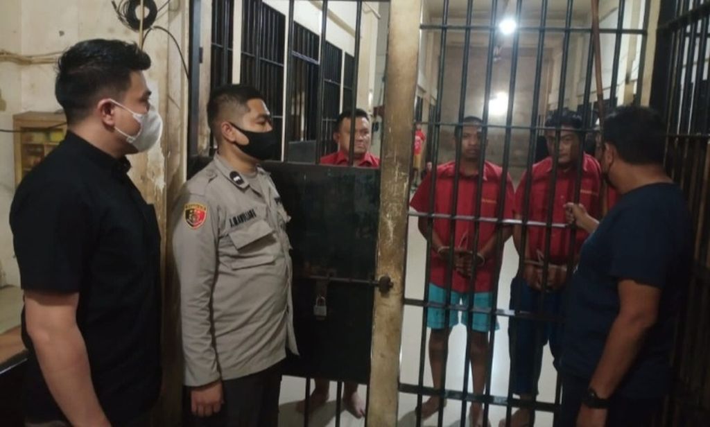 Tiga anggota Kepolisian Resor Kota Besar Medan, Sumatera Utara, dijebloskan ke penjara setelah melakuan percobaan perampokan sepeda motor milik warga, Minggu (9/10/2022).