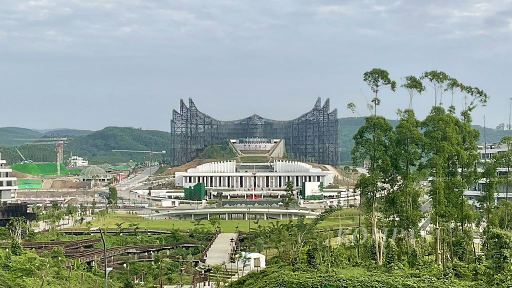 Lanskap Istana Garuda di Ibu Kota Nusantara (IKN), Selasa (13/8/2024). Menjelang upacara HUT Ke-79 RI di IKN pada 17 Agustus 2024, sejumlah pekerja terus menyiapkan berbagai ornamen untuk menyukseskan penyelenggaraan upacara peringatan kemerdekaan pertama di IKN.