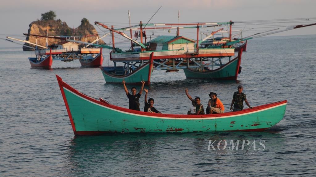 ILUSTRASI-Nelayan bagan menangkap ikan di perairan Krueng Raya, Aceh Besar, Aceh, Minggu (12/3/2017). Meski potensi perikanan tangkap di Aceh sangat besar, nelayan tradisional di Aceh sebagian besar hidup di bawah garis kemiskinan. Keterbatasan modal membuat mereka tidak bisa mengembangkan diri.