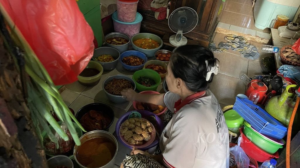Ranti (67), penjual warung nasi di Kalibaru, Cilincing, Jakarta Utara, sedang menyiapkan dagangannya saat ditemui, Rabu (8/11/2023). Akibat kenaikan harga beras dalam setahun terakhir, dia menaikkan harga nasi yang dijualnya sebesar Rp 1.000 per porsi.