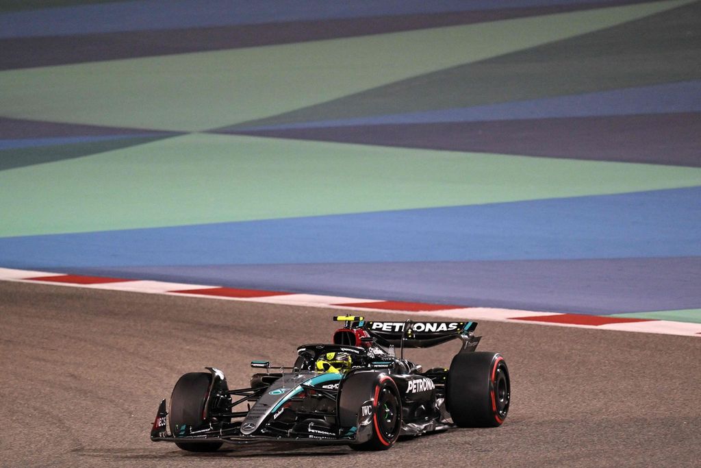Pebalap Mercedes Lewis Hamilton memacu mobilnya saat sesi latihan bebas kedua balap Formula 1 seri Bahrain di Sirkuit Internasional Sakhir, Bahrain, Jumat (1/3/2024) dini hari WIB. Hamilton menjadi pebalap tercepat pada sesi ini.