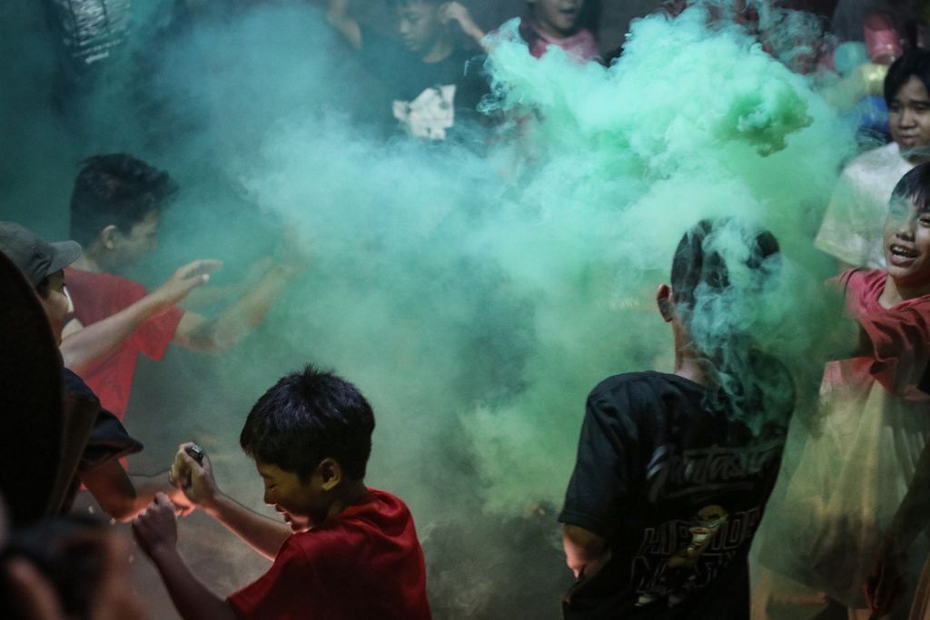 Residents chanted takbir and set off smoke bombs during takbiran night on Jalan Tambak, Menteng, Central Jakarta, Friday (21/4/2023).