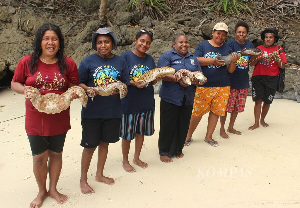 Mama-mama anggota Kelompok Perempuan Waifuna menunjukkan teripang hasil buka sasi di Kampung Kapatcol, Misool Barat, Kabupaten Raja Ampat, Papua Barat Daya, Senin (25/3/2024). Dalam buka sasi selama tiga hari itu mereka mendapatkan 1.400 teripang, 600-an lola, dan 20 lobster.