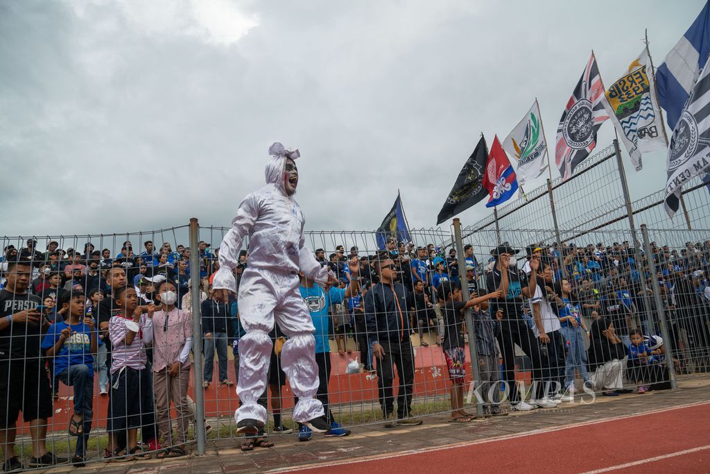 Pendukung Persib Bandung yang mengenakan kostum pocong melompat girang saat pemain Persib menjebol gawang Tanjong Pagar United, Minggu (5/6/2022). Dalam laga uji coba melawan Tanjong Pagar United itu, Persib menang telak 6-1.