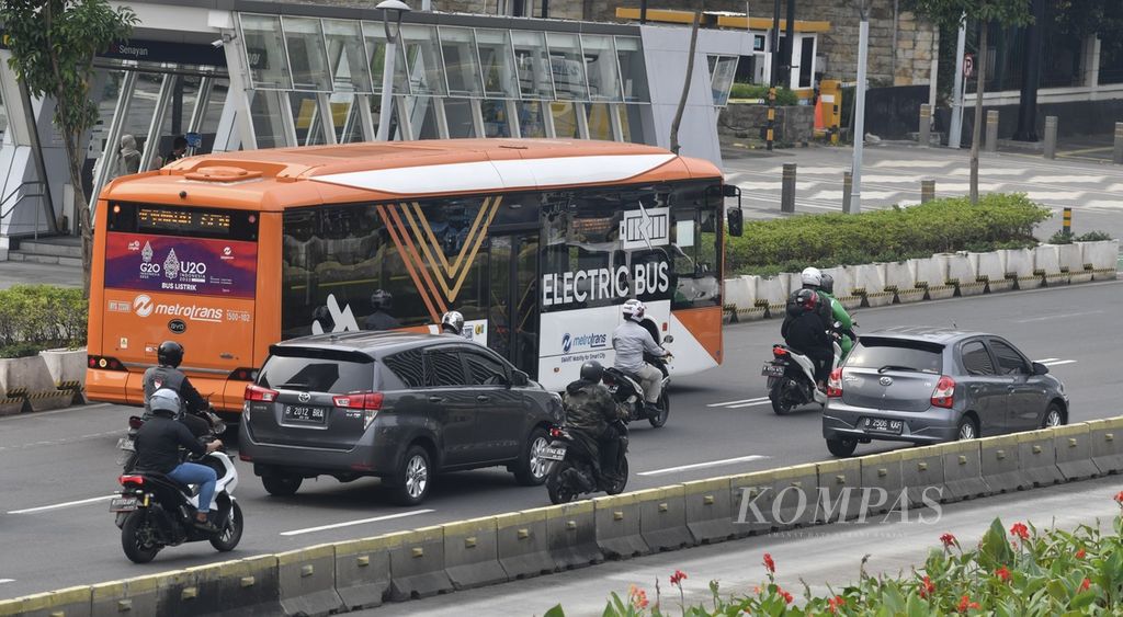 Bus listrik Transjakarta melintas di Jalan Sudirman, Jakarta, Selasa (14/6/2022). Selain untuk mengurangi kemacetan, penggunaan bus listrik juga untuk mengurangi polusi suara dan emisi CO2 gas buang kendaraan.