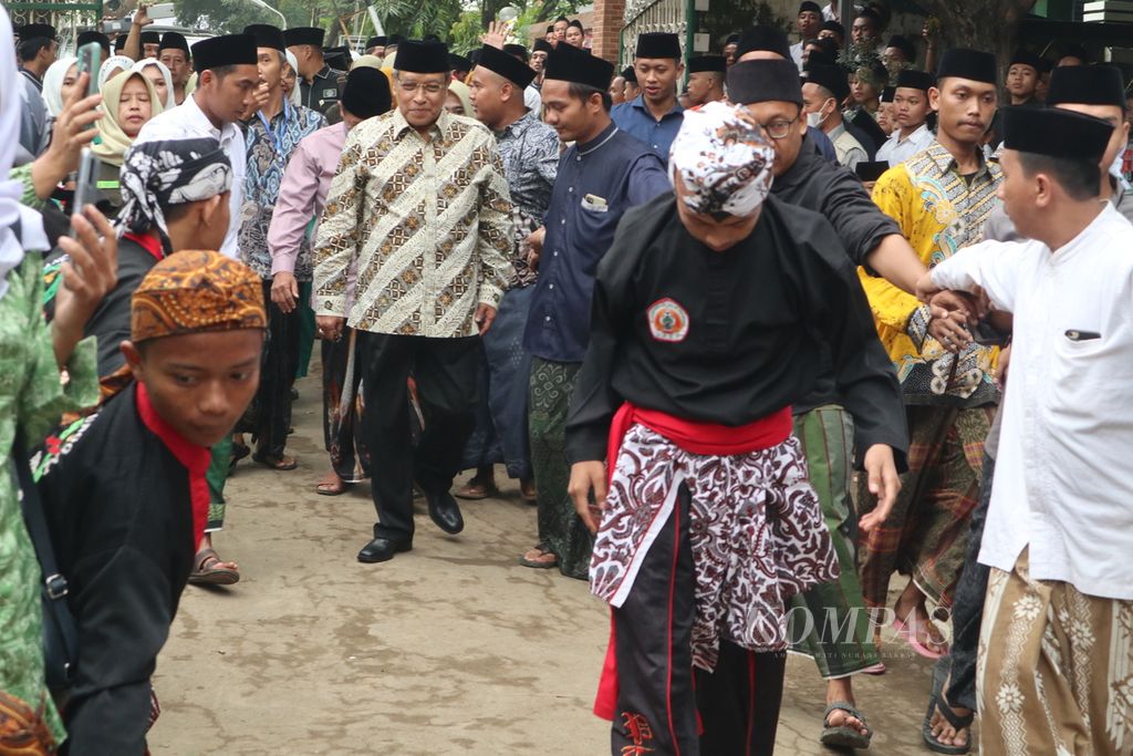 Santri menyambut kedatangan mantan Ketua Umum PBNU KH Said Aqil Siroj (batik coklat) di Pondok Pesantren Kebon Jambu, Kabupaten Cirebon, Jabar, Minggu (26/6/2022).