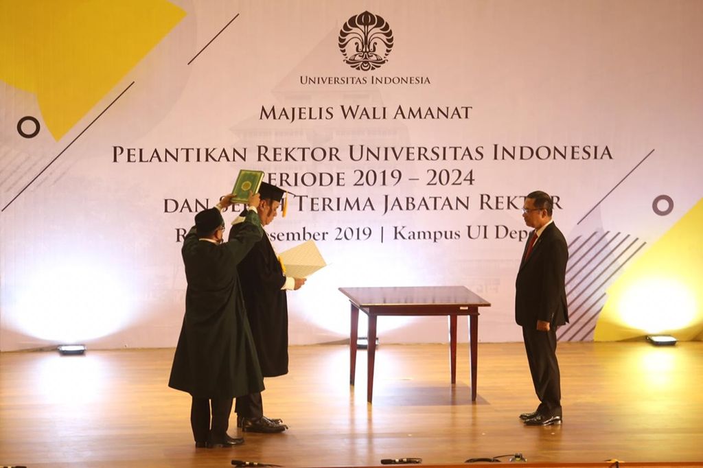 Proses serah terima jabatan dari Rektor UI periode 2014–2019 Muhammad Anis kepada Rektor UI periode 2019–2024 Ari Kuncoro resmi dilangsungkan di Gedung Balai Purnomo UI, Depok, Jawa Barat, pada Rabu (4/12/2019).