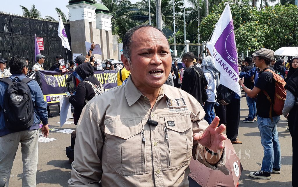 The General Chairperson of the Indonesian Television Journalist Association (IJTI), Herik Kurniawan, attended a protest against the Broadcasting Bill in front of the House of Representatives building in Jakarta on Monday (May 27, 2024).