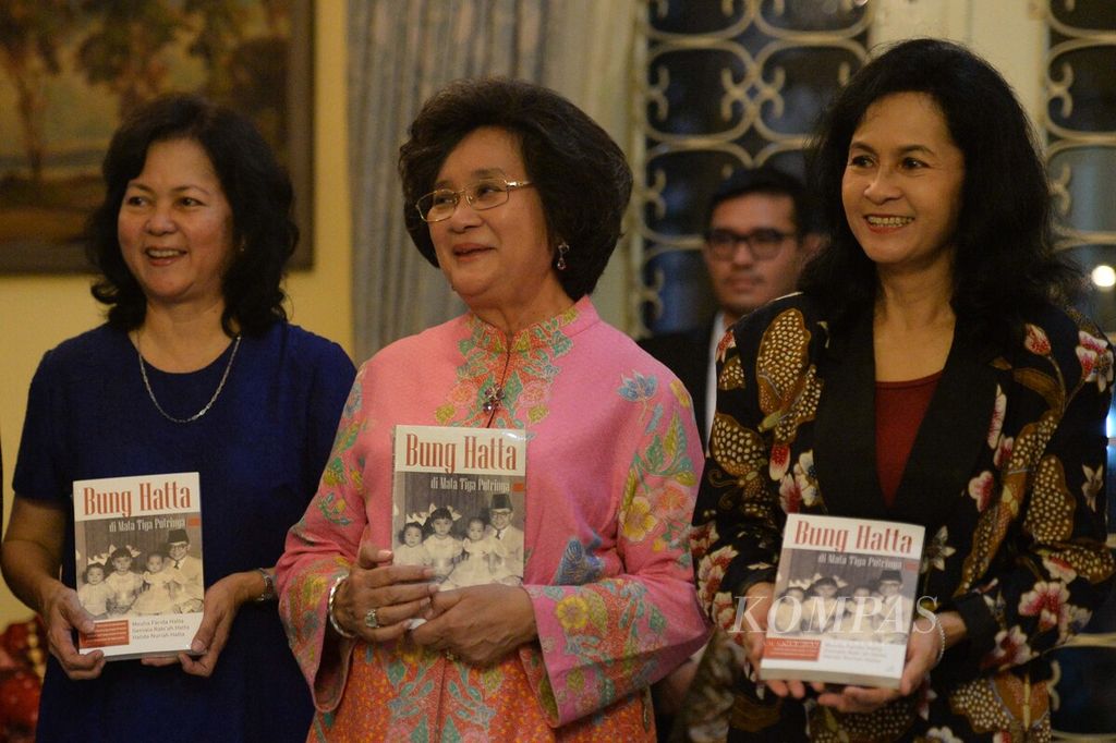 Putri Bung Hatta (dari kiri ke kanan) Halida Nuriah Hatta, Meutia Farida Hatta, dan Gemala Rabi'ah Hatta, menunjukkan buku yang mereka tulis Bung Hatta di Matta Tiga Putrinya dalam peluncuran buku tersebut di Jalan Diponegoro, Jakarta, Rabu (18/11/2015).