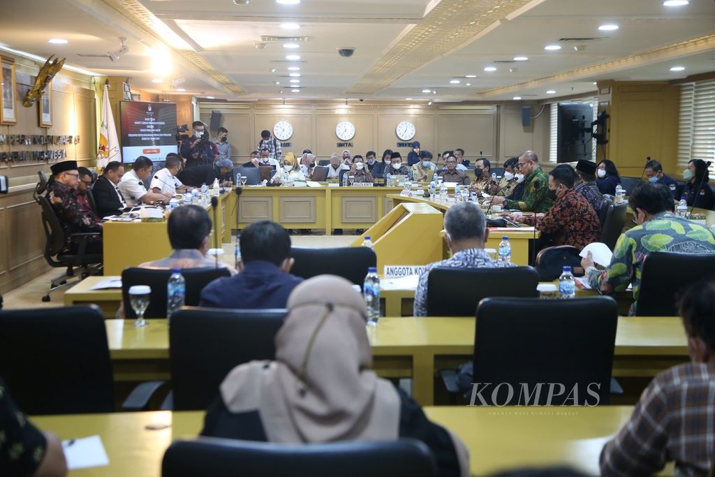 Suasana rapat kerja Komite 1 Dewan Perwakilan Daerah (DPD) dengan Komisi Pemilihan Umum dan Badan Pengawas Pemilu di Kompleks Parlemen, Senayan, Jakarta, Selasa (24/5/2022). Rapat membahas agenda tahapan pemilu terutama untuk kalangan calon anggota DPD.