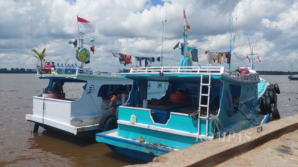 Dua kapal nelayan masih bersandar setelah bongkar muatan ikan laut di Pelabuhan Perikanan Banjarmasin, Kalsel, Senin (19/12/2022).