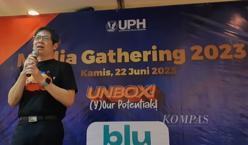 Associate Provost for Academic and Innovation sekaligus Dekan Fakultas Sains dan Teknologi Universitas Pelita Harapan (UPH) Eric Jobiliong menghadiri temu media di Kampus UPH, Karawaci, Kota Tangerang, Banten, Kamis (22/6/2023).