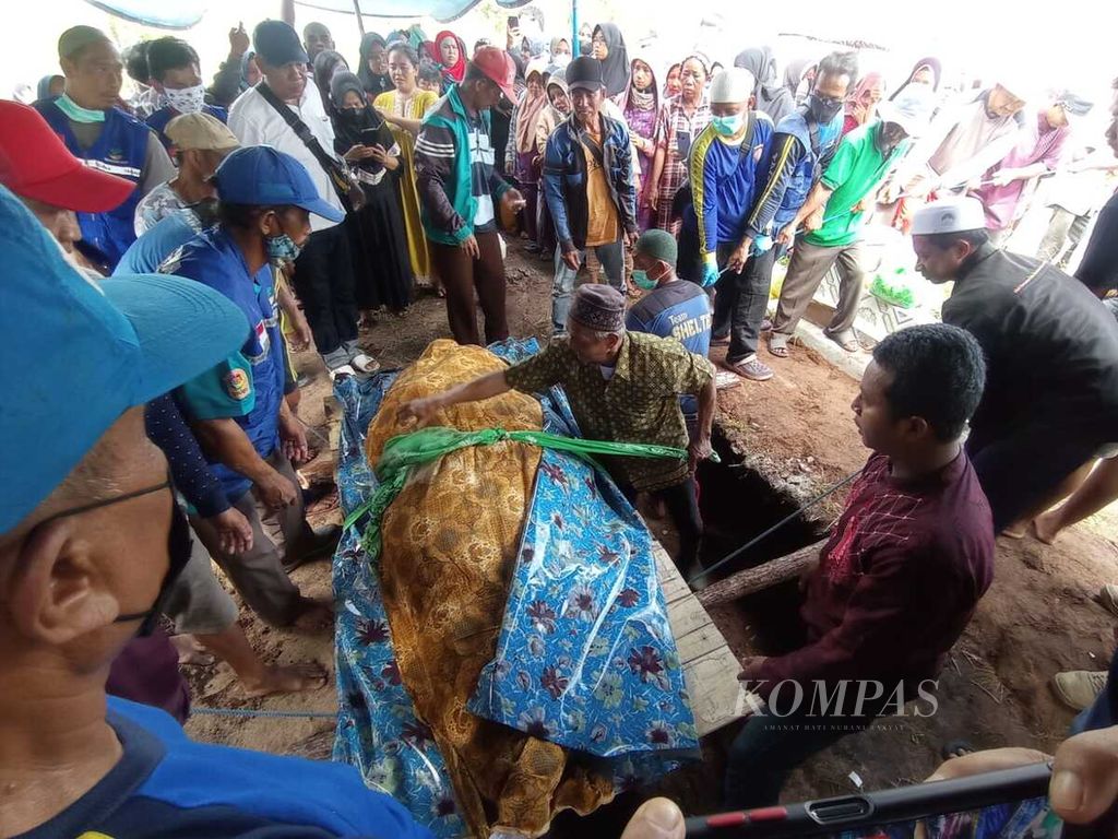 Penderita obesitas di Palangkaraya, Kalimantan Tengah, Titi Wati (42), meninggal dan dimakamkan pada Senin (30/1/2023). Warga Palangkaraya penderita obesitas ini sempat menjalani operasi pemotongan lambung hingga 60 persen pada 2019.