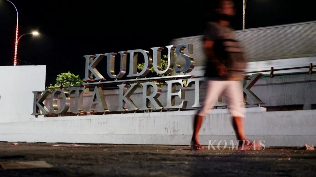 Suasana di sekitar Gerbang Kudus Kota Kretek atau perbatasan dengan Kabupaten Demak, di Kecamatan Jati, Kabupaten Kudus, Jawa Tengah, Kamis (3/6/2021). 