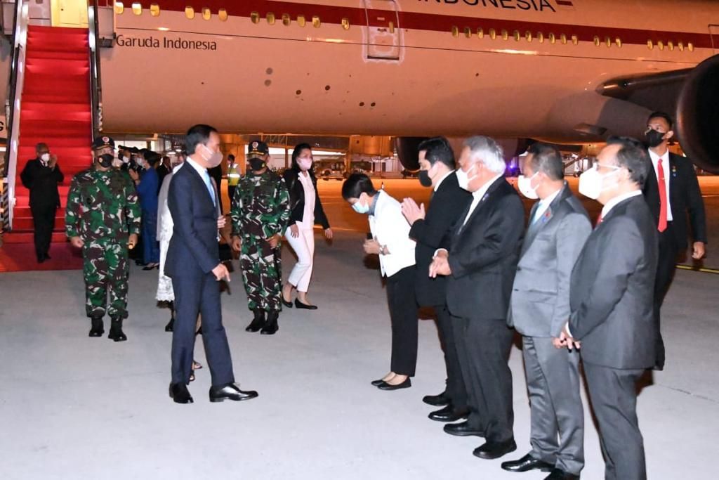 Presiden Joko Widodo dan Ibu Iriana Joko Widodo beserta rombongan tiba di Indonesia pada Jumat (29/7/2022) dini hari setelah melakukan kunjungan kerja ke tiga negara di kawasan Asia Timur, yaitu China, Jepang, dan Korea Selatan.