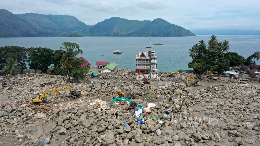 Alat berat ekskavator dan pemecah batu digunakan dalam pencarian 10 korban hilang akibat banjir bandang di Desa Simangulampe, Kecamatan Baktiraja, Kabupaten Humbang Hasundutan, Sumatera Utara, Rabu (6/12/2023).