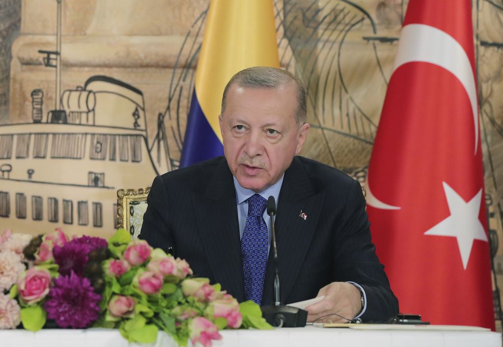 Presiden Turki Recep Tayyip Erdogan memberikan keterangan pada konferensi pers di Istanbul, Turki, Jumat (20/5/2022). Erdogan telah menyampaikan keberatannya kepada Swedia dan Finlandia terkait rencana bergabungnya kedua negara Nordik itu ke dalam NATO.