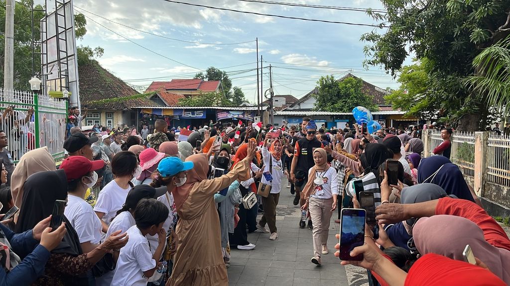 Warga Sumbawa berdesak-desakan untuk melihat lebih dekat para pebalap MXGP yang akan masuk ke kawasan Istana Dalam Loka, Jumat (24/6/2022).