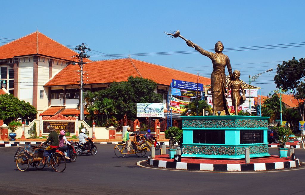 Patung Kartini yang terletak di jantung kota Jepara, Jawa Tengah, 2007.  