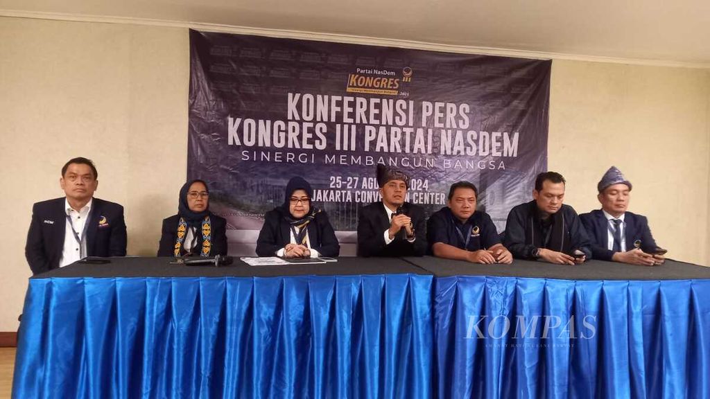 Ketua Steering Commitee Kongres III Partai Nasdem Willy Aditya (tengah) memberikan keterangan kepada wartawan dalam konferensi pers Kongres III Partai Nasdem di Jakarta, Senin (26/8/2024). 