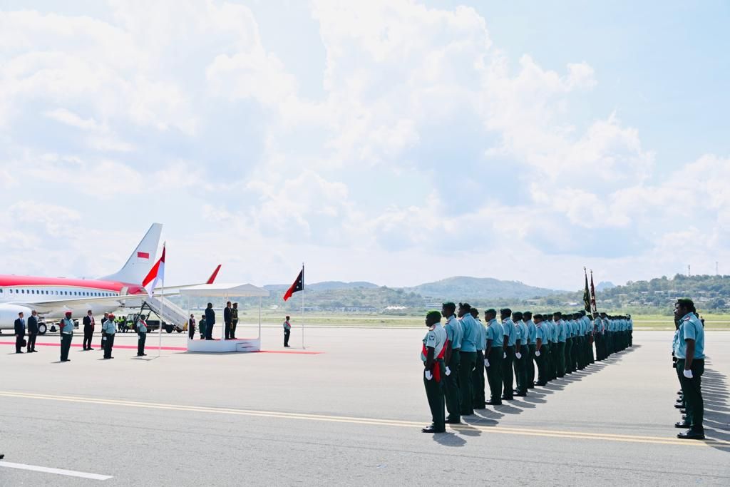 President Joko Widodo was welcomed by a state ceremony held shortly after arriving at Jacksons International Airport, Port Moresby, Papua New Guinea, on Wednesday (5/7/2023).