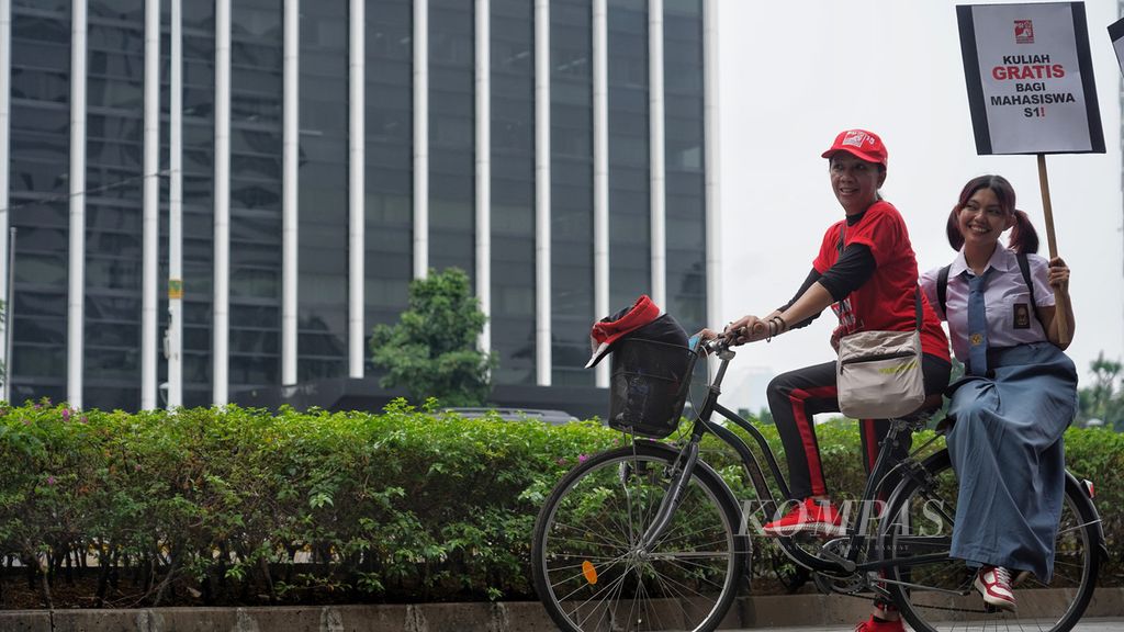 Simpatisan dan kader Partai Solidaritas Indonesia (PSI) ketika menggelar aksi mengangkat tema pendidikan di depan kantor Kementerian Pendidikan, Kebudayaan, Riset, dan Teknologi, Jakarta, Selasa (2/5/2023).