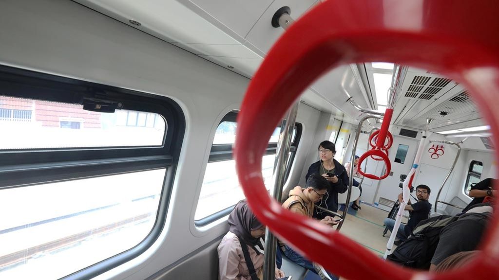 Awak media dan penggiat media sosial mencoba kereta ringan atau Light Rail Transit (LRT) Jakarta rute Velodrome-Kelapa Gading dari Stasiun Velodrome, Rawamangun, Jakarta Timur, Senin (25/2/2019). 