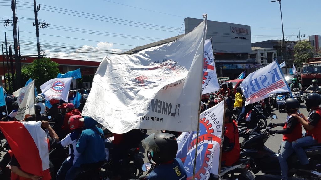 Ribuan buruh dari berbagai daerah di Jawa Timur menggelar unjuk rasa. Mereka menolak kenaikan harga bahan bakar minyak dan menuntut kenaikan upah pekerja melalui revisi surat keputusan Gubernur Jatim tentang UMK 2022.