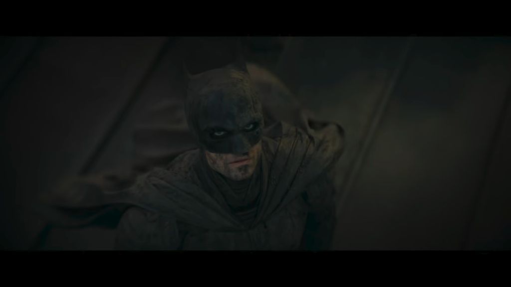  Robert Pattinson (Bruce Wayne) dalam film The Batman (2022). Sutradara Matt Reeves menyajikan nuansa kelam Kota Gotham dengan bekerja bersama sinematografer Greig Fraser