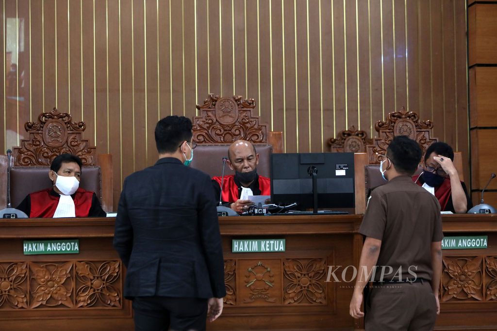 Hakim memeriksa surat yang diajukan kuasa hukum dalam persidangan permohonan peninjauan kembali (PK) yang diajukan narapidana kasus <i>cessie </i>Bank Bali, Joko Tjandra di Pengadilan Negeri Jakarta Selatan, Jakarta, Senin (20/7/2020). Joko Tjandra kembali tidak hadir dalam persidangan dengan alasan sakit. Ini kali ketiga Joko Tjandra tidak hadir dalam persidangan.
