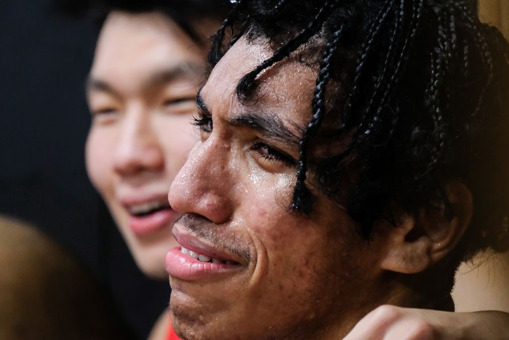 Pebasket tim nasional Indonesia, Derrick Michael Xzavierro, menangis haru setelah mengantar Indonesia juara SEA Games Vietnam 2021 di Thanh Tri Indoor Stadium, Hanoi, Minggu (22/5/2022).