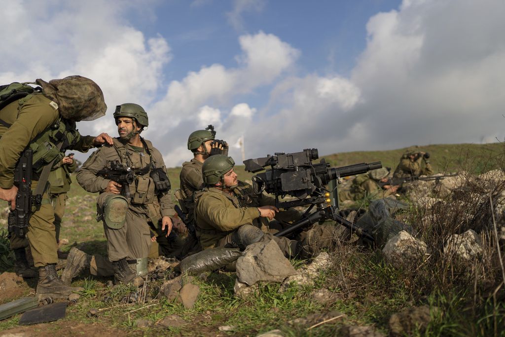 Pasukan cadangan tempur Israel menggelar latihan di front Lebanon di wilayah pendudukan Dataran Tinggi Golan, 4 Januari 2024. 