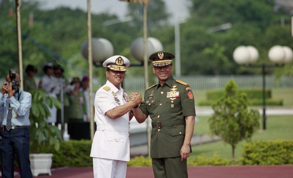 Serah terima jabatan Panglima TNI dari Jenderal Wiranto kepada Laksamana Widodo AS berlangsung di Mabes TNI, Cilangkap, Jakarta Timur, Kamis (4/11/1999).