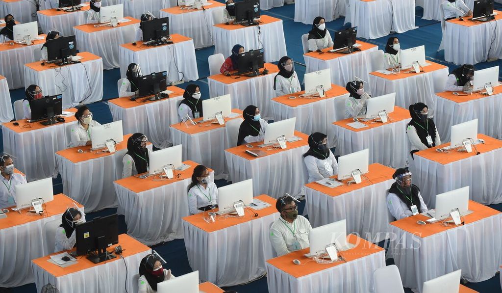 Peserta tes seleksi kompetensi dasar (SKD) CPNS Kota Surabaya bersiap mengerjakan soal di GOR Pancasila, Surabaya, Jawa Timur, Selasa (21/9/2021).