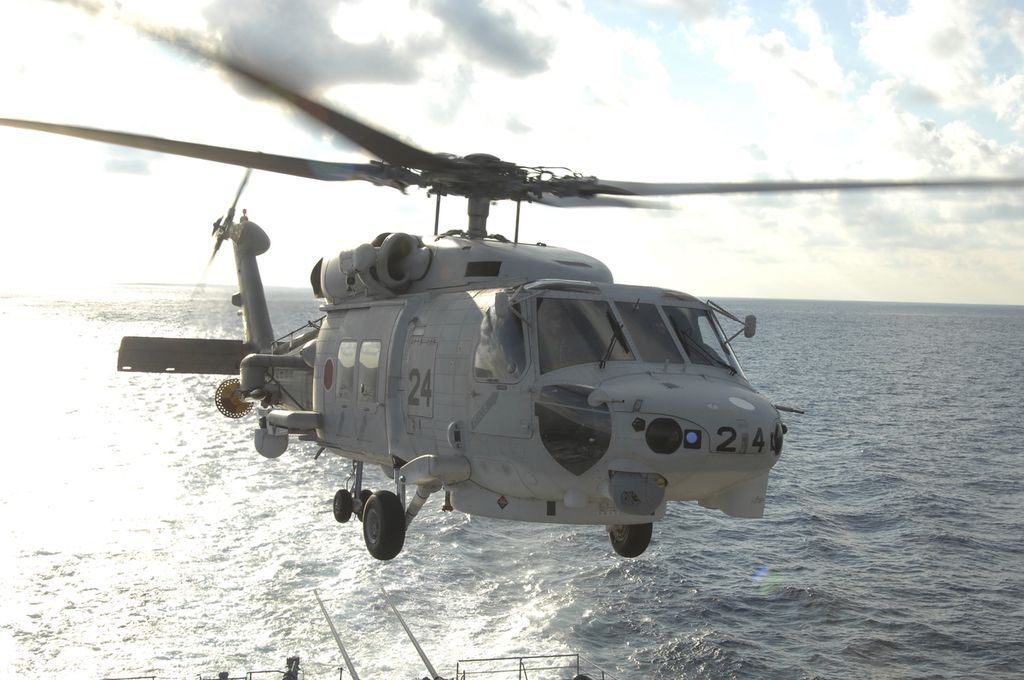 Foto tak bertanggal yang dirilis oleh laman resmi Pasukan Bela Diri Maritim Jepang menunjukkan helikopter SH-60 K. Dua helikopter jenis tersebut dilaporkan jatuh di Samudra Pasifik, 21 April 2024. 