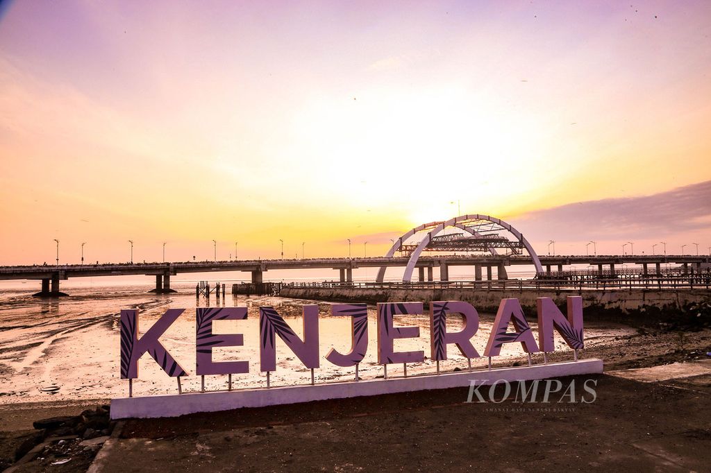 Taman Hiburan Pantai Kenjeran Surabaya dibuka selama libur Lebaran 2022. Khusus hari raya ini digelar wisata kuliner yang menjadi ajang bagi pelaku usaha mikro, kecil, dan menengah Surabaya sektor makanan dan minuman untuk memasarkan produk, seperti pada Sabtu (30/4/2022).